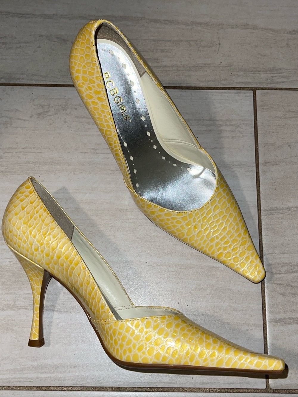 BCBGMaxazria Y2K Yellow Animal Print Croc-Embossed Pointed Toe Pumps - Picture 2 of 9